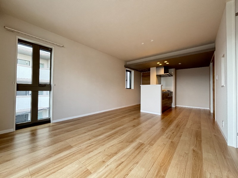 居室・リビング　３０３号室　写真