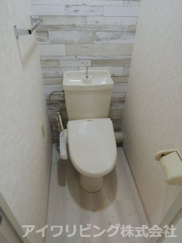 トイレ　温水洗浄便座付き【ジュネス桜ヶ丘】