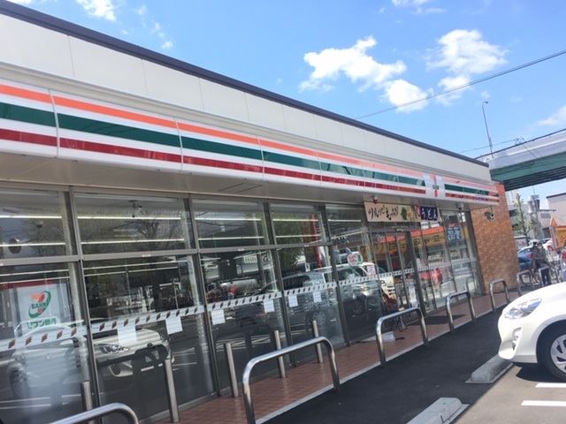 コンビニ　セブンイレブン（コンビニ）まで590m