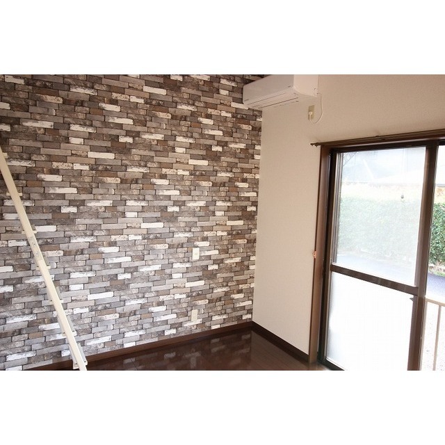 居室・リビング　立体的でデザイン性の高いパネル系の腰壁は