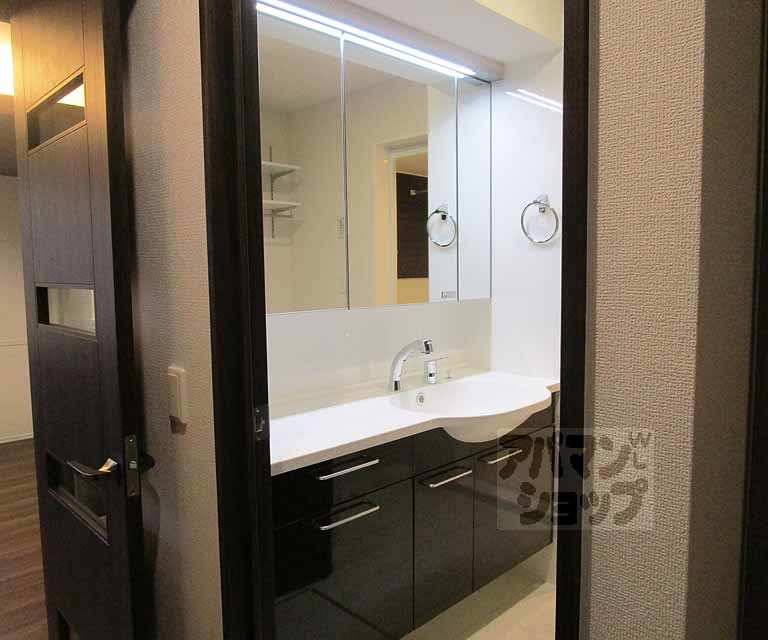 洗面設備　３０２号室の写真です。