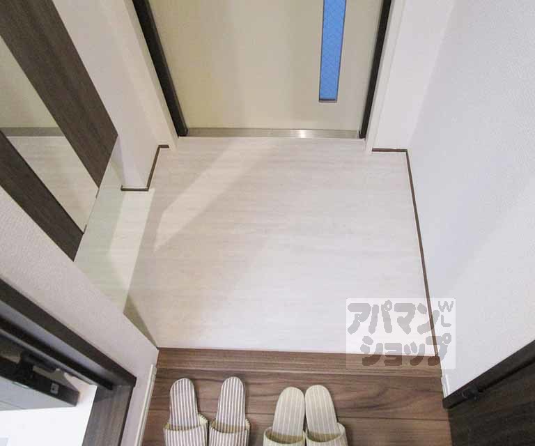 玄関　３０２号室の写真です。