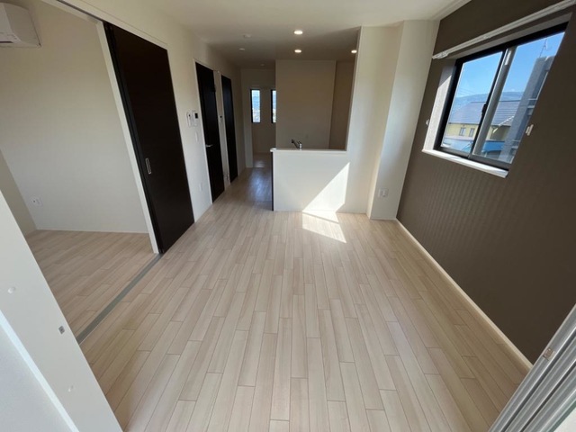 居室・リビング　※イメージ画像です。中部屋には側窓がありません