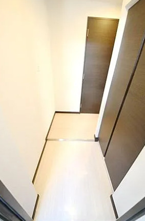 玄関　別部屋の写真を使用しております。