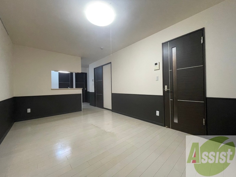 居室・リビング　リビングは白を基調としていて明るい印象ですね！