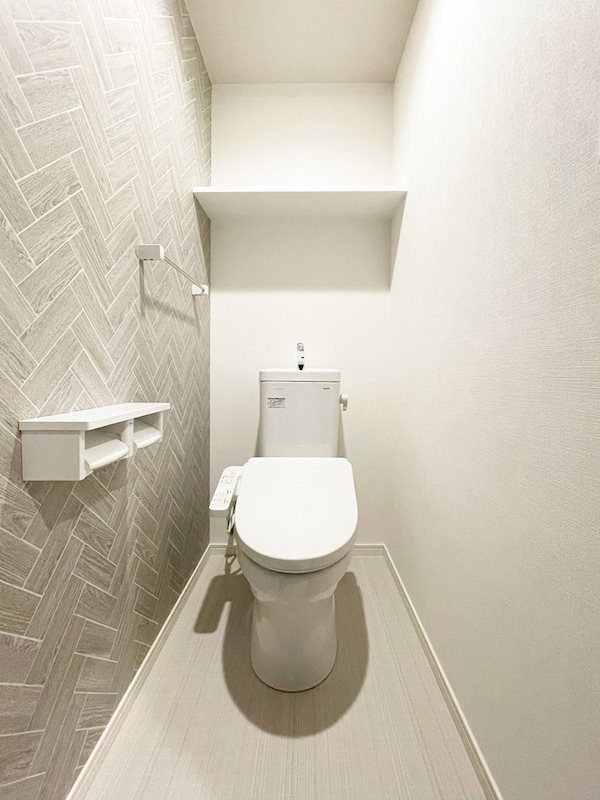 トイレ　温水洗浄便座が装備されています。