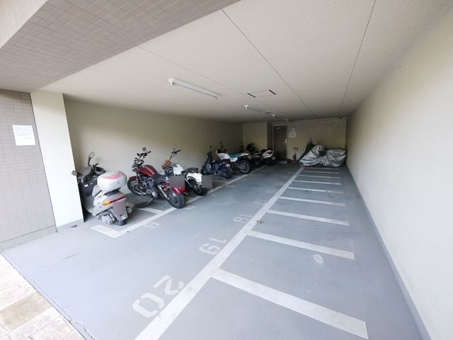 その他　バイク置き場月額864円