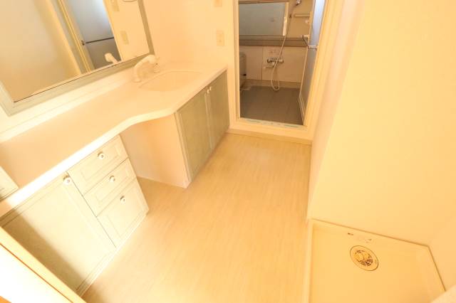 洗面設備　広々脱衣所スペース♪