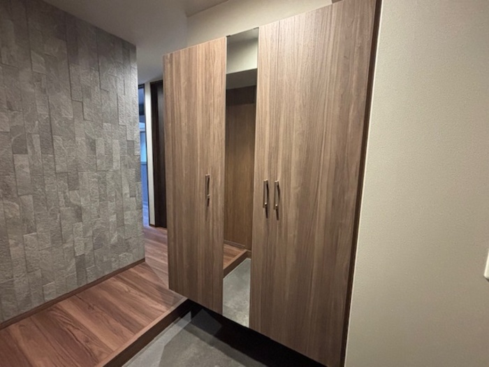 玄関　※同建物の別のお部屋の写真です。