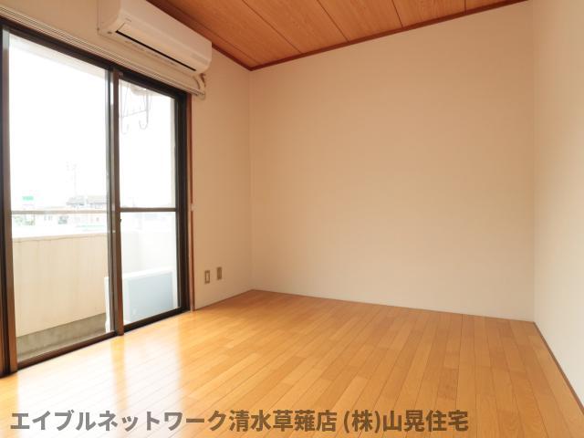 居室・リビング　こちらの居間で趣味の時間をお楽しみください