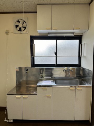 キッチン　キッチンには大きな窓があり、換気もバッチリです☆