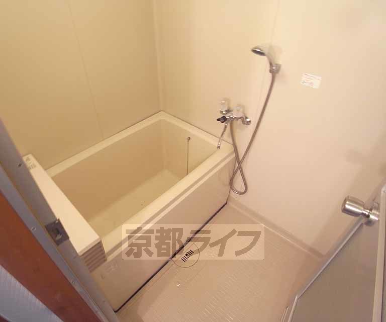 バス・シャワールーム　清潔感のあるお風呂です・