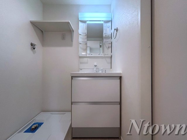 洗面設備　独立洗面台、小物を置くことができて便利です