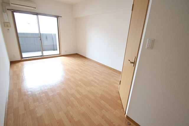 居室・リビング　同物件、別号室のものです。