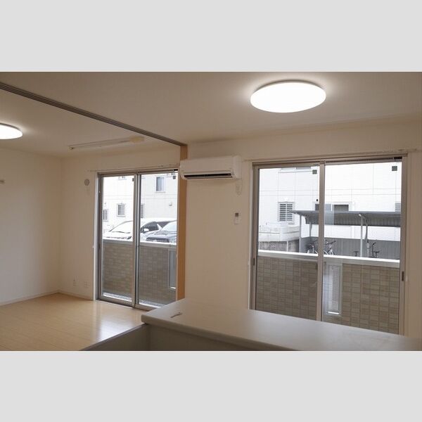 居室・リビング　洋室とLDKの続き間