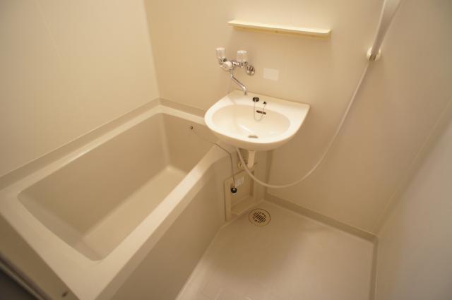 バス・シャワールーム　※参考までに別のお部屋の写真を添付しております