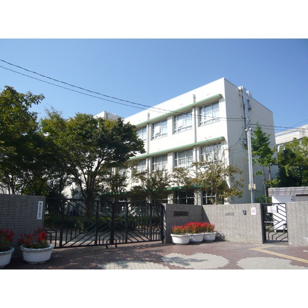 小学校　尼崎市立成文小学校（小学校）まで984m
