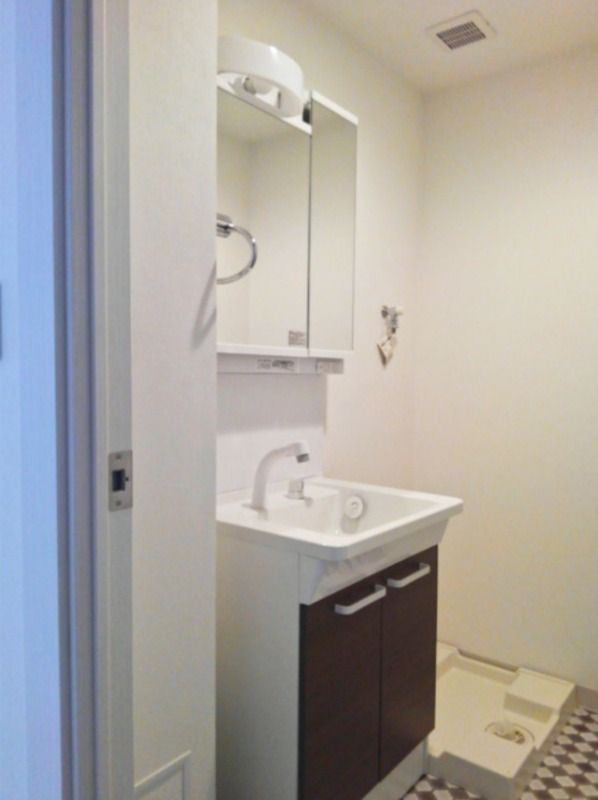 洗面設備　朝の身支度に便利な独立洗面台！