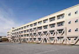 小学校　横浜市立川上北小学校（小学校）まで214m