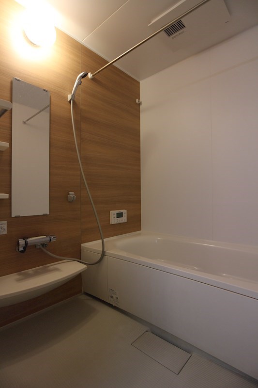 バス・シャワールーム　ゆったり足をのばせる浴槽です