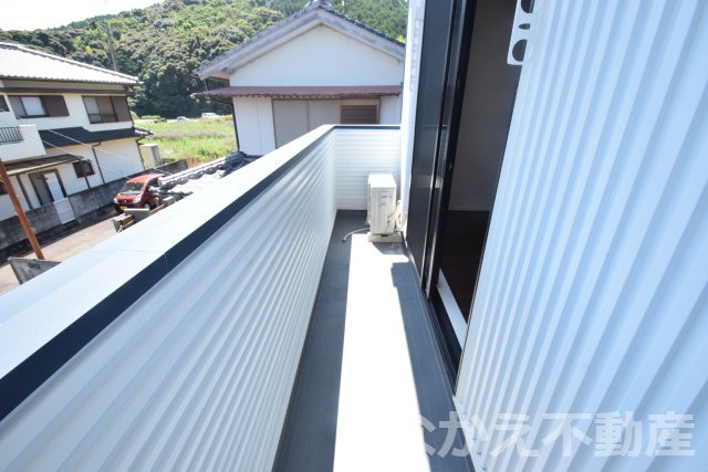 バルコニー　バルコニーからの眺めを楽しみながら食事をしませんか