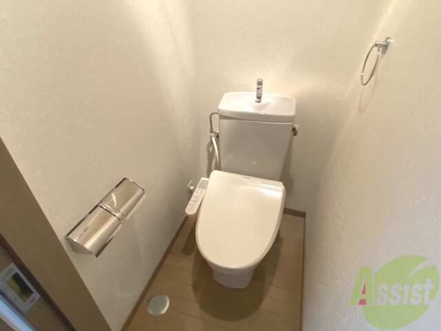 トイレ　トイレには、ウォシュレット機能が付いているので便利ですね