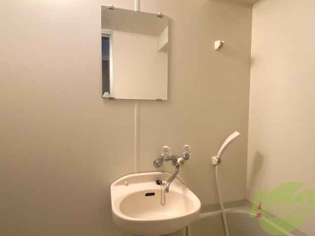 洗面設備　洗面台が浴室の中に設置されているので安心ですね