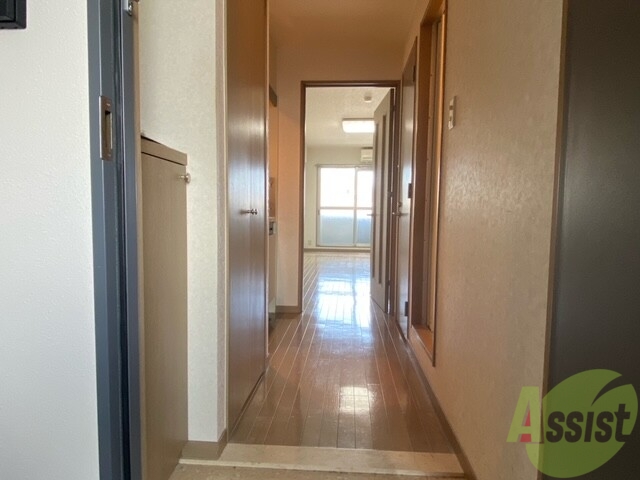 玄関　玄関から、リビングにかけて綺麗なフローリングが広がっています