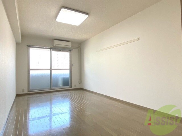 居室・リビング　リビングは、綺麗なフローリングが広がっていますね。