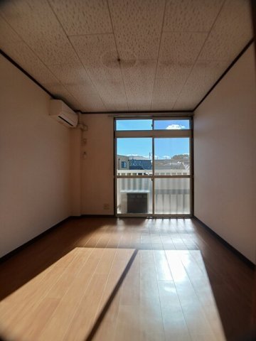 居室・リビング　内装は落ち着いています