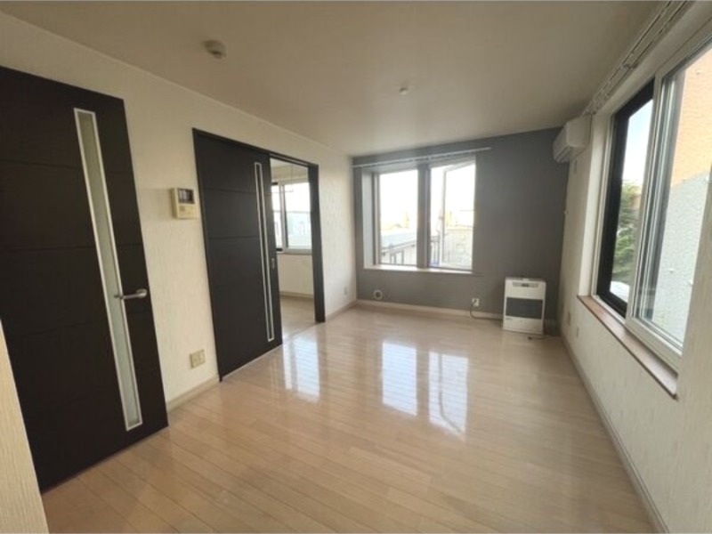 居室・リビング　退去予定につき同タイプ別号室の画像です。