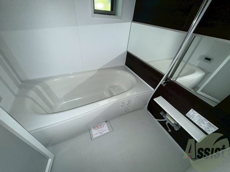 バス・シャワールーム　浴室の浴槽は一坪風呂です。足を伸ばして肩まで浸かることが可能