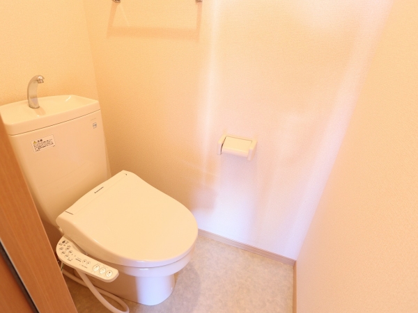 トイレ　温水シャワー付きトイレです