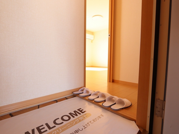 玄関　玄関を入るとホールがあります