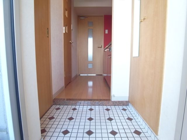 玄関　写真は別号室のものです