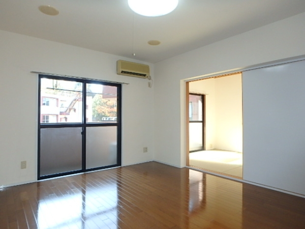 居室・リビング　明るく広々リビングはダイニングテーブルとソファーを設置可