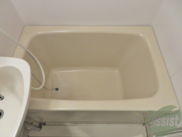 バス・シャワールーム　浴槽は深さがあるので、肩まで浸かることが出来ますよ。