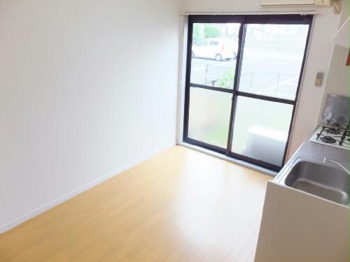 居室・リビング　家具・家電無しのお部屋です。