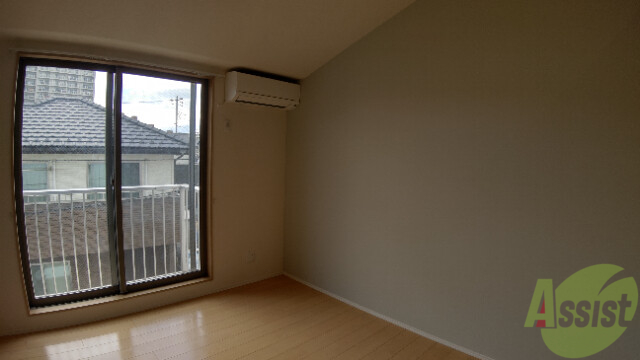 居室・リビング　８帖の洋室です。広々として、きれいですね。