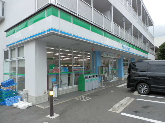コンビニ　ファミリーマート登戸小学校前店（コンビニ）まで569m