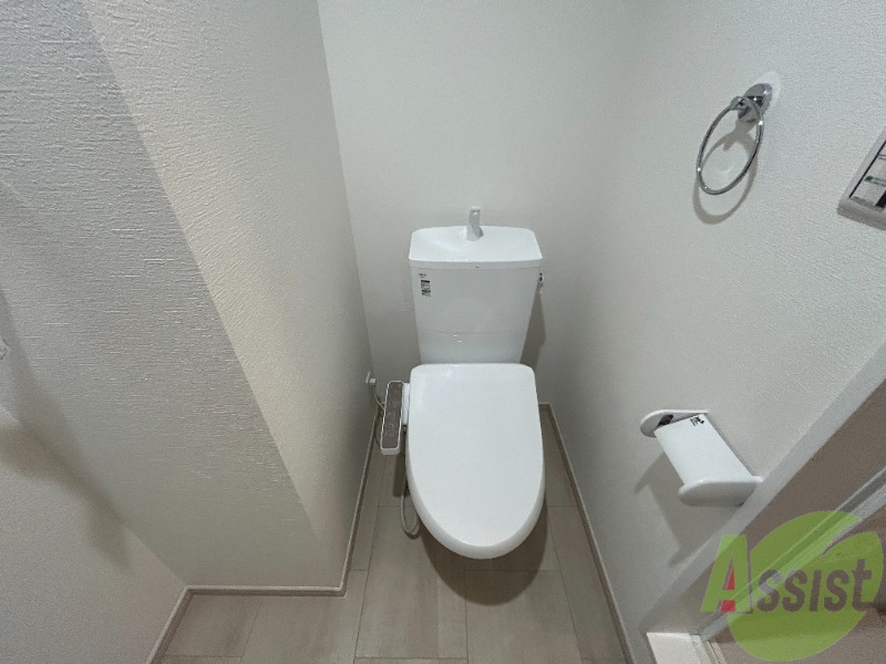 トイレ　ウォッシュレット機能付きで快適にお使いいただけます。