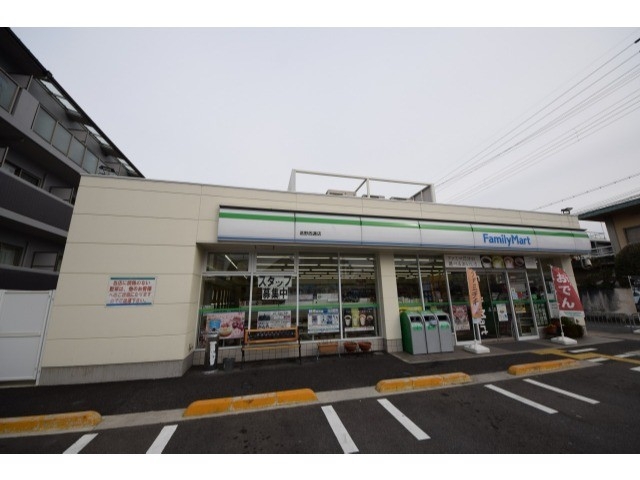 コンビニ　ファミリーマート葛野西通店（コンビニ）まで262m
