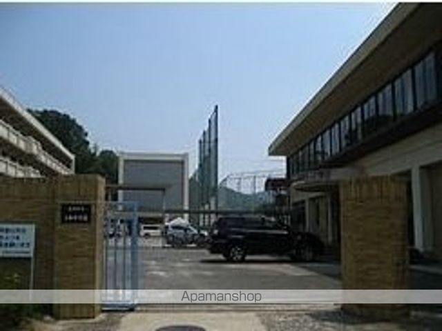 中学校　三和中学校（中学校）まで2100m