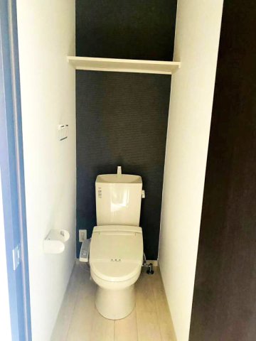 トイレ　写真は102号室です。 ※相違する場合は現況を優先いたします
