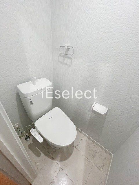 トイレ　温水洗浄便座付きのトイレです?