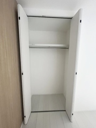 収納　使い勝手の良いハンガーパイプ付き