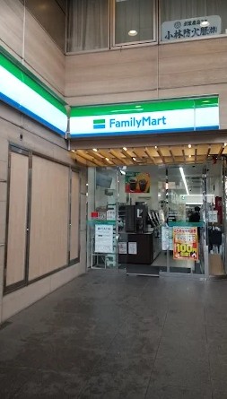 コンビニ　ファミリーマート恵比寿南交差点前店（コンビニ）まで165m
