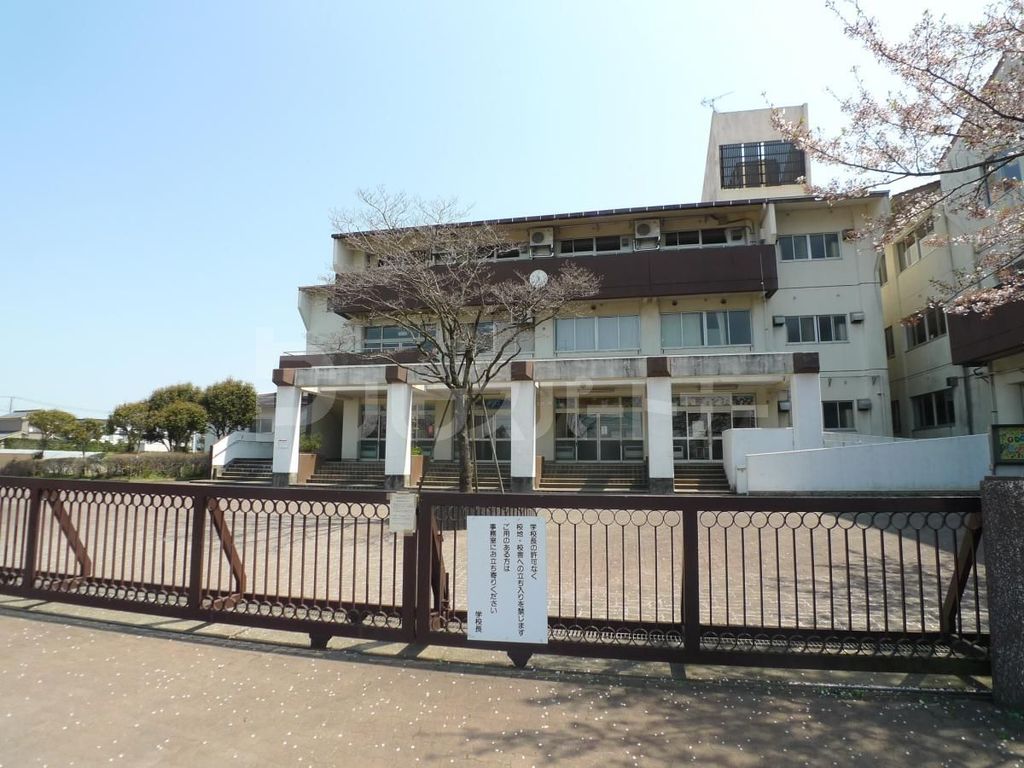 小学校　松戸市立新松戸西小学校（小学校）まで570m