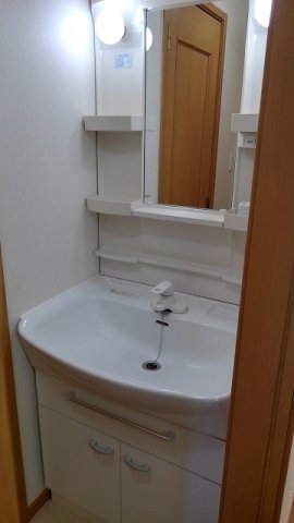 洗面設備　スペースが確保できる洗面所です