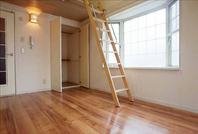 居室・リビング　６帖洋間です。ロフト付きでオシャレなお部屋です！